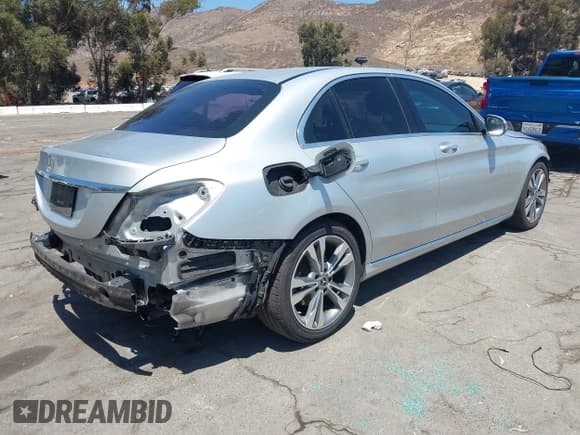 ✅ 2017 Mercedes-Benz C 300 • VIN: 55SWF4JB6HU223882 • Lot: 42795716. Wystawiony na IAAI z przebiegiem 113 759 mil. Bezpłatny archiwum sprzedaży aukcyjnych z USA i szczegółowy raport historii pojazdu na DreamBid. Zdjęcie 4.