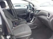 ✅ 2022 Chevrolet Trax LS • VIN: KL7CJNSMXNB503258 • Lot: 42073263. Wystawiony na IAAI z przebiegiem 89 406 mil. Bezpłatny archiwum sprzedaży aukcyjnych z USA i szczegółowy raport historii pojazdu na DreamBid. Zdjęcie 5.