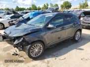 ✅ 2020 Hyundai Kona SEL • VIN: KM8K22AA2LU481089 • Лот: 63308174. Опубликован ранее на Copart с пробегом 93 700 миль. Бесплатный доступ к архиву аукционных продаж из США и подробный отчёт об истории автомобиля на DreamBid. Изображение 1.