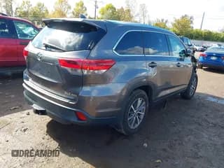 ✅ 2018 Toyota Highlander SE • VIN: 5TDJZRFH6JS905613 • Lot: 43514230. Wystawiony na IAAI z przebiegiem 130 385 mil. Bezpłatny archiwum sprzedaży aukcyjnych z USA i szczegółowy raport historii pojazdu na DreamBid. Zdjęcie 4.