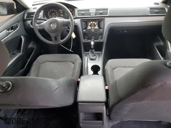 ✅ 2015 Volkswagen Passat S • VIN: 1VWAT7A34FC061790 • Lot: 80907195. Wystawiony na Copart z przebiegiem 140 833 mil. Bezpłatny archiwum sprzedaży aukcyjnych z USA i szczegółowy raport historii pojazdu na DreamBid. Zdjęcie 8.