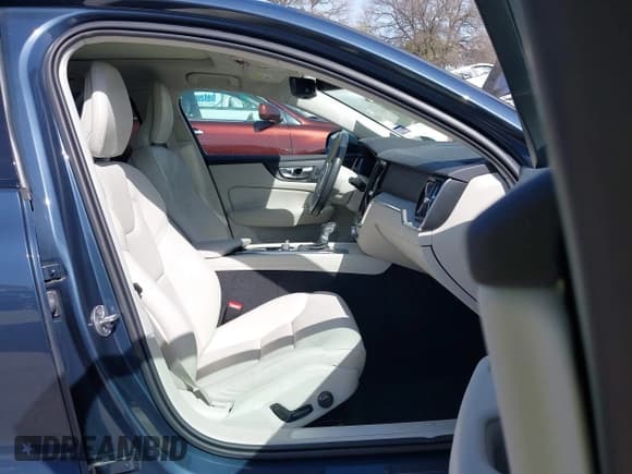 ✅ 2022 Volvo V60 • VIN: YV4102WK5N2092045 • Lot: 41793442. Wystawiony na IAAI z przebiegiem 38 892 mil. Bezpłatny archiwum sprzedaży aukcyjnych z USA i szczegółowy raport historii pojazdu na DreamBid. Zdjęcie 5.