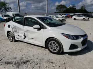 ✅ 2019 Chevrolet Cruze LS • VIN: 1G1BC5SM1K7150845 • Lot: 73210112. Wystawiony na Copart z przebiegiem 10 310 mil mil. Skorzystaj z bezpłatnego archiwum sprzedaży aukcyjnych z USA i zobacz szczegółowy raport historii pojazdu na DreamBid. Zdjęcie 4.