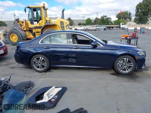✅ 2023 Mercedes-Benz E 350 • VIN: W1KZF8DB3PB111890 • Лот: 43205072. Опубликован ранее на IAAI с пробегом 28 215 миль. Бесплатный доступ к архиву аукционных продаж из США и подробный отчёт об истории автомобиля на DreamBid. Изображение 14.