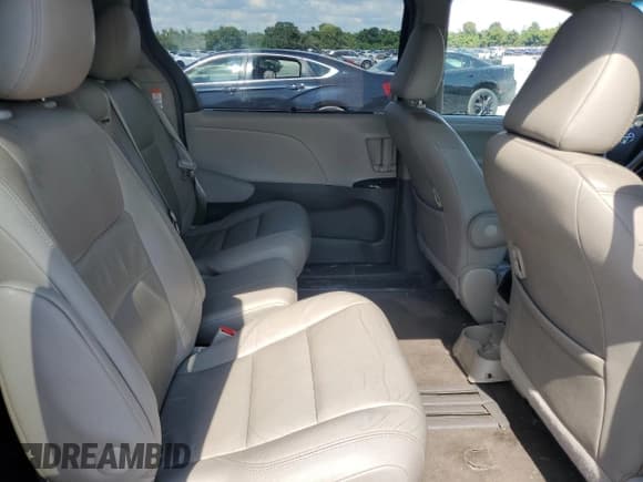 ✅ 2016 Toyota Sienna XLE • VIN: 5TDYK3DC3GS738224 • Lot: 67545595. Wystawiony na Copart z przebiegiem 136 238 mil. Bezpłatny archiwum sprzedaży aukcyjnych z USA i szczegółowy raport historii pojazdu na DreamBid. Zdjęcie 11.