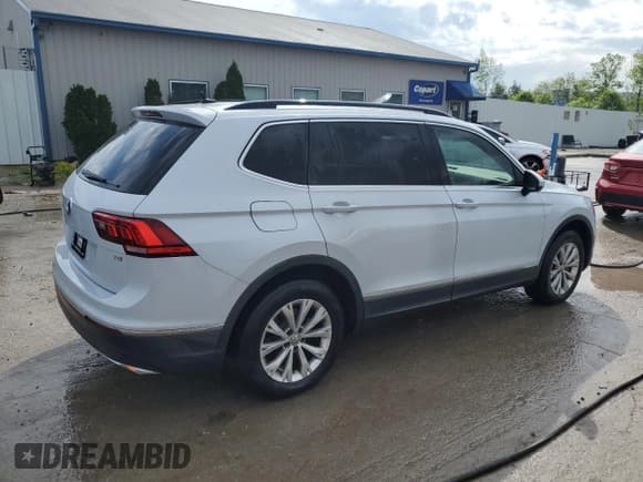 ✅ 2018 Volkswagen Tiguan SEL • VIN: 3VV3B7AX3JM126008 • Лот: 55780535. Опубликован ранее на Copart с пробегом 116 510 миль. Бесплатный доступ к архиву аукционных продаж из США и подробный отчёт об истории автомобиля на DreamBid. Изображение 3.