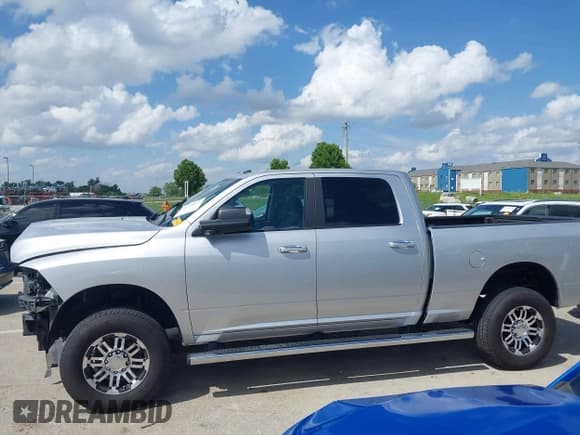 ✅ 2018 Ram 2500 SLT • VIN: 3C6UR5DL2JG300734 • Lot: 42277603. Listed on IAAI with 74,923 mi. Free auction sales archive from the USA and detailed vehicle history report at DreamBid. Image 14.