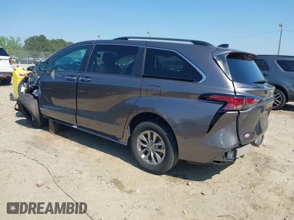 ✅ 2021 Toyota Sienna XLE • VIN: 5TDYRKEC0MS007394 • Lot: 42080004. Listed on IAAI with 75,553 mi. Free auction sales archive from the USA and detailed vehicle history report at DreamBid. Image 3.