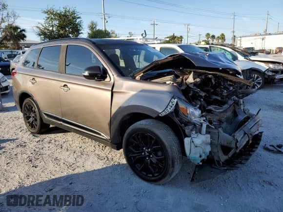 2018 Mitsubishi Outlander ES z VIN JA4AZ3A32JZ026840, wystawiony jako Copart lot #82738415 z przebiegiem Nie podano mil oraz Czysty tytuł • Clean title. Historia ofert i sprzedaży dostępna na DreamBid. Obrazek 4.