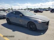 ✅ 2024 Mazda 3 S Carbon Edition • VIN: JM1BPBLM0R1715284 • Lot: 66925555. Wystawiony na Copart z przebiegiem 15 130 mil. Bezpłatny archiwum sprzedaży aukcyjnych z USA i szczegółowy raport historii pojazdu na DreamBid. Zdjęcie 4.