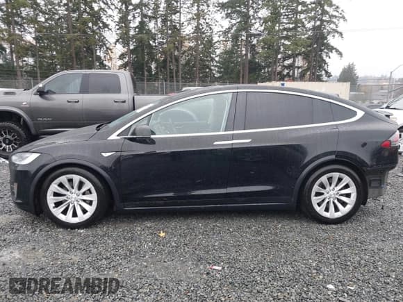 ✅ 2016 Tesla Model X 70D • VIN: 5YJXCAE21GF008741 • Lot: 43802873. Wystawiony na IAAI z przebiegiem 85 796 mil. Bezpłatny archiwum sprzedaży aukcyjnych z USA i szczegółowy raport historii pojazdu na DreamBid. Zdjęcie 15.