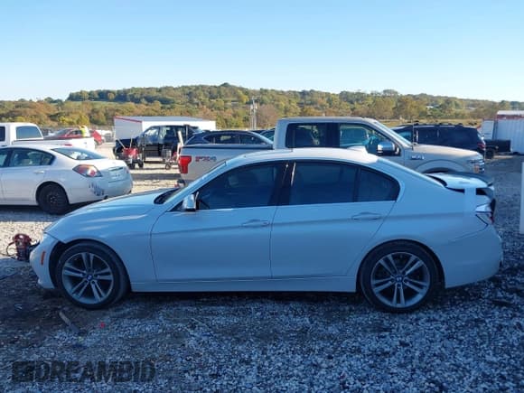 ✅ 2018 BMW 3 Series 330i xDrive • VIN: WBA8D9C5XJEM32485 • Lot: 43564107. Listed on IAAI with 56,634 mi. Free auction sales archive from the USA and detailed vehicle history report at DreamBid. Image 14.