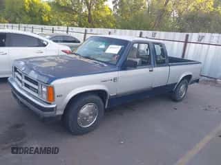 1990 Dodge Dakota z VIN 1B7GL23XXLS658752, wystawiony jako IAAI lot #42627157 z przebiegiem 133 205 mil mil oraz . Historia ofert i sprzedaży dostępna na DreamBid. Obrazek 2.