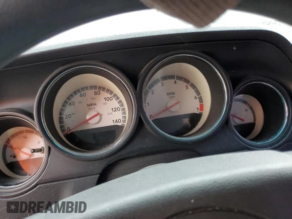 ✅ 2010 Dodge Challenger SE • VIN: 2B3CJ4DV2AH249423 • Lot: 45545383. Wystawiony na Copart z przebiegiem Nie podano. Bezpłatny archiwum sprzedaży aukcyjnych z USA i szczegółowy raport historii pojazdu na DreamBid. Zdjęcie 9.