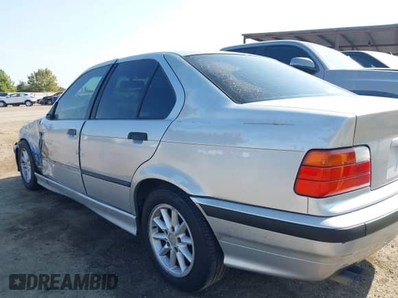 1998 BMW 3 Series 328i z VIN WBACD4323WAV57149, wystawiony jako IAAI lot #43190015 z przebiegiem 139 526 mil mil oraz . Historia ofert i sprzedaży dostępna na DreamBid. Obrazek 13.