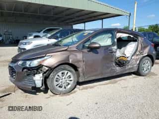 2019 Chevrolet Cruze LS z VIN 3G1BC6SM1KS610867, wystawiony jako Copart lot #61959885 z przebiegiem Nie podano mil oraz Czysty tytuł • Clean title. Historia ofert i sprzedaży dostępna na DreamBid. Obrazek 1.