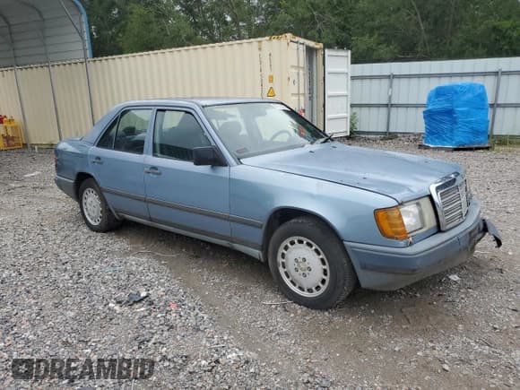 ✅ 1987 Mercedes-Benz 260 • VIN: WDBEA26D3HA496232 • Lot: 67275325. Wystawiony na Copart z przebiegiem 140 139 mil. Bezpłatny archiwum sprzedaży aukcyjnych z USA i szczegółowy raport historii pojazdu na DreamBid. Zdjęcie 4.