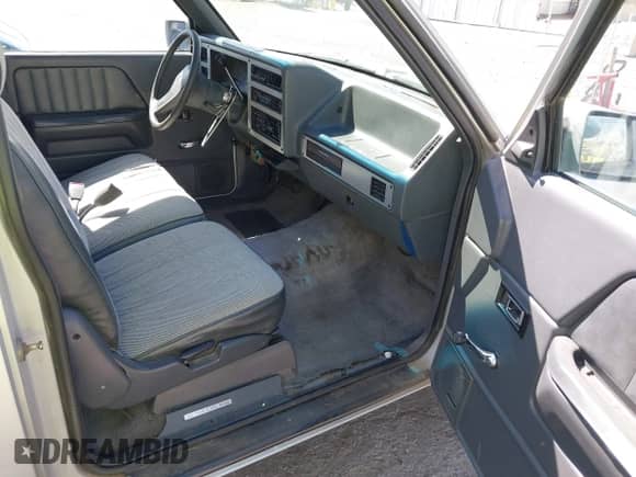 1990 Dodge Dakota z VIN 1B7GL23X0LS642396, wystawiony jako IAAI lot #42359220 z przebiegiem 177 562 mil mil oraz . Historia ofert i sprzedaży dostępna na DreamBid. Obrazek 5.