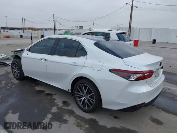 2022 Toyota Camry XLE z VIN 4T1F11AK6NU044951, wystawiony jako IAAI lot #42666463 z przebiegiem 37 559 mil mil oraz . Historia ofert i sprzedaży dostępna na DreamBid. Obrazek 3.