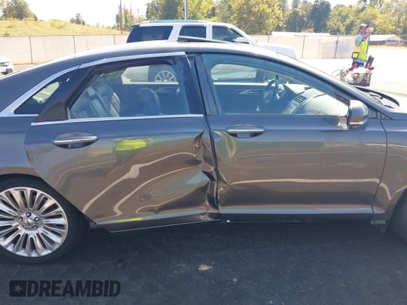 ✅ 2016 Lincoln MKZ • VIN: 3LN6L2G98GR633076 • Lot: 43347785. Wystawiony na IAAI z przebiegiem 109 206 mil. Bezpłatny archiwum sprzedaży aukcyjnych z USA i szczegółowy raport historii pojazdu na DreamBid. Zdjęcie 6.