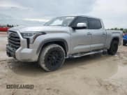 ✅ 2022 Toyota Tundra Limited • VIN: 5TFJA5BC9NX001507 • Lot: 63101564. Wystawiony na Copart z przebiegiem 55 637 mil. Bezpłatny archiwum sprzedaży aukcyjnych z USA i szczegółowy raport historii pojazdu na DreamBid. Zdjęcie 1.