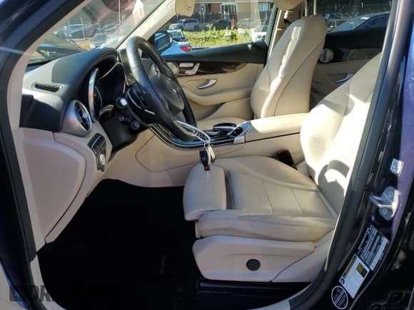 ✅ 2019 Mercedes-Benz GLC 300 • VIN: WDC0G4KB0KV137585 • Lot: 86485905. Wystawiony na Copart z przebiegiem 96 611 mil. Bezpłatny archiwum sprzedaży aukcyjnych z USA i szczegółowy raport historii pojazdu na DreamBid. Zdjęcie 7.