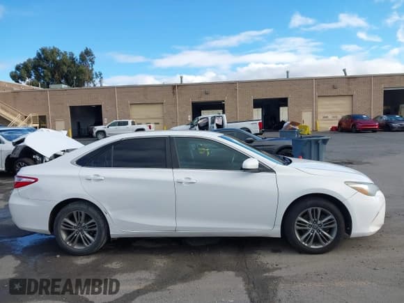 ✅ 2015 Toyota Camry SE • VIN: 4T1BF1FK8FU070090 • Lot: 43725575. Wystawiony na IAAI z przebiegiem 231 781 mil. Bezpłatny archiwum sprzedaży aukcyjnych z USA i szczegółowy raport historii pojazdu na DreamBid. Zdjęcie 13.