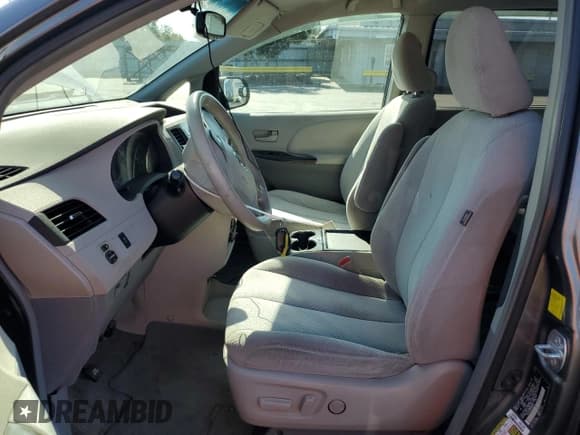 ✅ 2011 Toyota Sienna LE • VIN: 5TDKK3DC3BS089362 • Lot: 82618395. Wystawiony na Copart z przebiegiem 136 094 mil. Bezpłatny archiwum sprzedaży aukcyjnych z USA i szczegółowy raport historii pojazdu na DreamBid. Zdjęcie 7.