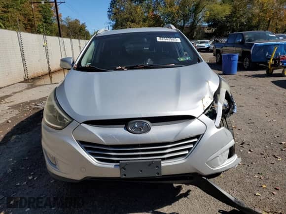 2014 Hyundai Tucson SE z VIN KM8JU3AG1EU824431, wystawiony jako Copart lot #82543985 z przebiegiem 124 792 mil mil oraz Czysty tytuł • Clean title. Historia ofert i sprzedaży dostępna na DreamBid. Obrazek 5.