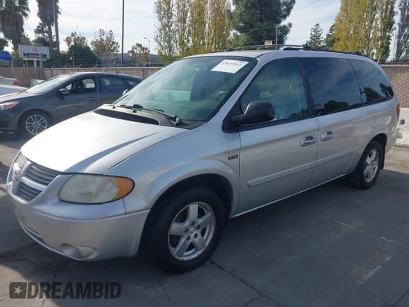 ✅ 2005 Dodge Caravan SXT • VIN: 2D4GP44L05R345986 • Lot: 43653111. Wystawiony na IAAI z przebiegiem 171 419 mil. Bezpłatny archiwum sprzedaży aukcyjnych z USA i szczegółowy raport historii pojazdu na DreamBid. Zdjęcie 2.