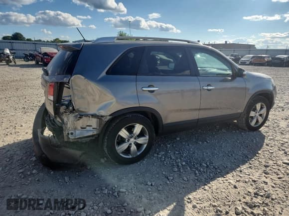 ✅ 2013 Kia Sorento EX • VIN: 5XYKUCA60DG401081 • Лот: 70370825. Опубликован ранее на Copart с пробегом 120 521 миль. Бесплатный доступ к архиву аукционных продаж из США и подробный отчёт об истории автомобиля на DreamBid. Изображение 3.