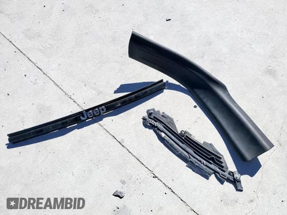 ✅ 2023 Jeep Grand Cherokee Summit • VIN: 1C4RJHEG2PC563553 • Lot: 90939015. Wystawiony na Copart z przebiegiem 8 392 mil. Bezpłatny archiwum sprzedaży aukcyjnych z USA i szczegółowy raport historii pojazdu na DreamBid. Zdjęcie 12.