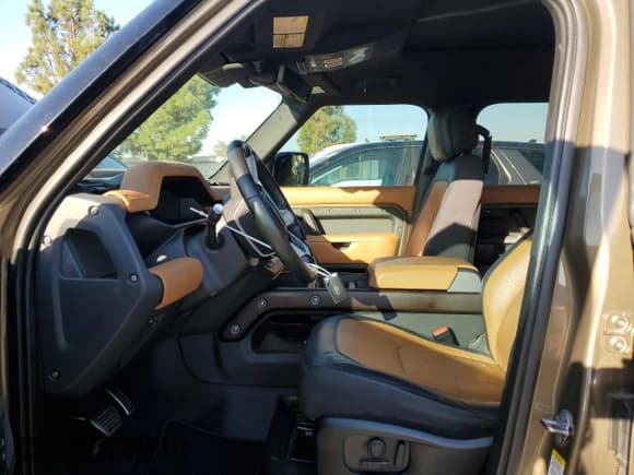 ✅ 2021 Land Rover Defender X • VIN: SALEX7RU8M2042175 • Lot: 82430905. Wystawiony na Copart z przebiegiem 69 287 mil. Bezpłatny archiwum sprzedaży aukcyjnych z USA i szczegółowy raport historii pojazdu na DreamBid. Zdjęcie 7.