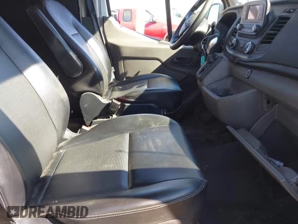 ✅ 2020 Ford Transit Cargo • VIN: 1FTBR3X81LKB60313 • Lot: 43291712. Wystawiony na IAAI z przebiegiem 92 015 mil. Bezpłatny archiwum sprzedaży aukcyjnych z USA i szczegółowy raport historii pojazdu na DreamBid. Zdjęcie 5.