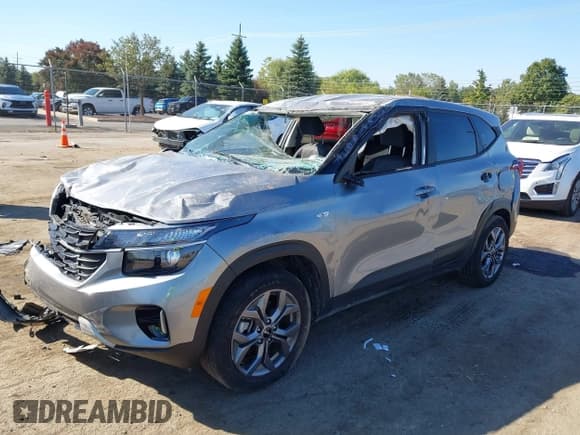 ✅ 2025 Kia Seltos LX • VIN: KNDEPCAA5S7670972 • Lot: 43370698. Wystawiony na IAAI z przebiegiem 9 794 mil. Bezpłatny archiwum sprzedaży aukcyjnych z USA i szczegółowy raport historii pojazdu na DreamBid. Zdjęcie 2.