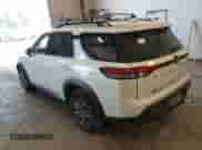 2022 Nissan Pathfinder SV z VIN 5N1DR3BD7NC234940, wystawiony jako IAAI lot #42806846 z przebiegiem 119 082 mil mil oraz . Historia ofert i sprzedaży dostępna na DreamBid. Obrazek 3.