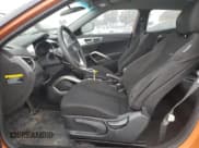 ✅ 2015 Hyundai Veloster • VIN: KMHTC6AD9FU238130 • Lot: 82175354. Wystawiony na Copart z przebiegiem 100 342 mil. Bezpłatny archiwum sprzedaży aukcyjnych z USA i szczegółowy raport historii pojazdu na DreamBid. Zdjęcie 7.