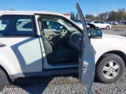 ✅ 2009 Ford Escape XLS • VIN: 1FMCU02749KB31375 • Lot: 43415502. Wystawiony na IAAI z przebiegiem 83 114 mil. Bezpłatny archiwum sprzedaży aukcyjnych z USA i szczegółowy raport historii pojazdu na DreamBid. Zdjęcie 5.