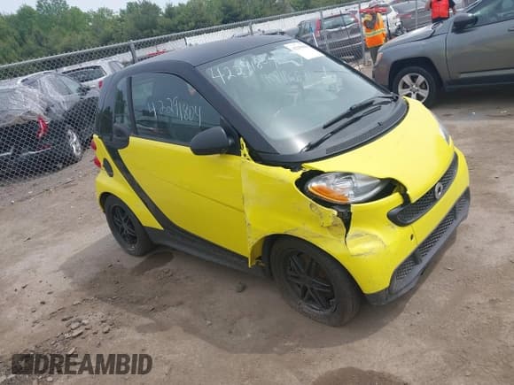✅ 2013 Smart fortwo Pure • VIN: WMEEJ3BA5DK663165 • Lot: 42291804. Wystawiony na IAAI z przebiegiem 105 074 mil. Bezpłatny archiwum sprzedaży aukcyjnych z USA i szczegółowy raport historii pojazdu na DreamBid. Zdjęcie 1.