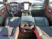 2025 Ram 1500 Rebel z VIN 1C6SRFLP0SN633704, wystawiony jako Copart lot #70535985 z przebiegiem 7 886 mil mil oraz Czysty tytuł • Clean title. Historia ofert i sprzedaży dostępna na DreamBid. Obrazek 8.