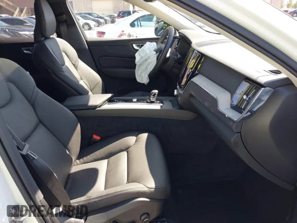 ✅ 2025 Volvo XC60 Plus • VIN: YV4H60RC9S1049609 • Lot: 42555298. Listed on IAAI with 7,579 mi. Free auction sales archive from the USA and detailed vehicle history report at DreamBid. Image 5.