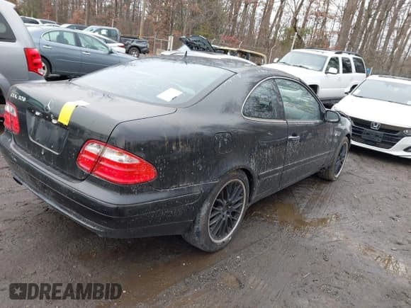 ✅ 1999 Mercedes-Benz CLK 320/430 • VIN: WDBLJ65GXXF061882 • Lot: 43835116. Wystawiony na IAAI z przebiegiem Nie podano. Bezpłatny archiwum sprzedaży aukcyjnych z USA i szczegółowy raport historii pojazdu na DreamBid. Zdjęcie 4.