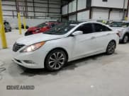 ✅ 2013 Hyundai Sonata SE • VIN: 5NPEC4AB1DH799896 • Лот: 89839995. Опубликован ранее на Copart с пробегом 151 714 миль. Бесплатный доступ к архиву аукционных продаж из США и подробный отчёт об истории автомобиля на DreamBid. Изображение 1.