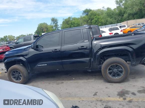 ✅ 2024 Toyota Tacoma SR5 • VIN: 3TMLB5JN9RM048881 • Лот: 42562353. Опубликован ранее на IAAI с пробегом 17 712 миль. Бесплатный доступ к архиву аукционных продаж из США и подробный отчёт об истории автомобиля на DreamBid. Изображение 15.