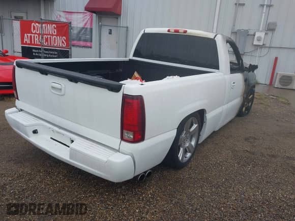 2006 Chevrolet Silverado 1500 LS z VIN 1GCEC14V36Z284351, wystawiony jako IAAI lot #41370473 z przebiegiem Nie podano mil oraz . Historia ofert i sprzedaży dostępna na DreamBid. Obrazek 4.