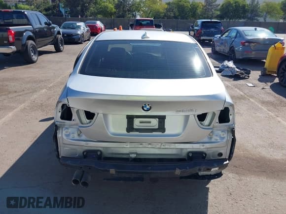 ✅ 2011 BMW 3 Series 328i • VIN: WBAPH5G57BNM83236 • Lot: 43295180. Wystawiony na IAAI z przebiegiem 101 914 mil. Bezpłatny archiwum sprzedaży aukcyjnych z USA i szczegółowy raport historii pojazdu na DreamBid. Zdjęcie 17.