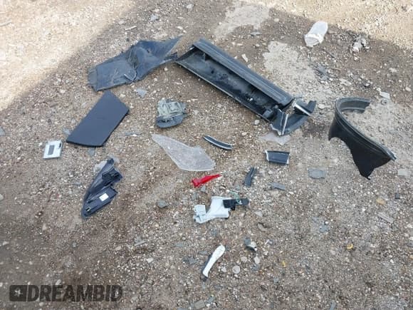 ✅ 2018 Toyota RAV4 SE • VIN: 2T3NFREV8JW437464 • Lot: 42385066. Listed on IAAI with 90,732 mi. Free auction sales archive from the USA and detailed vehicle history report at DreamBid. Image 12.