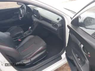 2020 Hyundai Veloster 2.0 z VIN KMHTG6AF8LU022707, wystawiony jako IAAI lot #41691938 z przebiegiem 46 909 mil mil oraz . Historia ofert i sprzedaży dostępna na DreamBid. Obrazek 5.