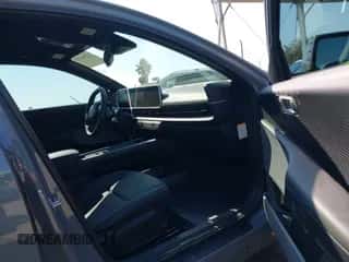 ✅ 2025 Hyundai Ioniq 6 SEL • VIN: KMHM34AA5SA089080 • Lot: 42986911. Wystawiony na IAAI z przebiegiem 3 128 mil mil. Skorzystaj z bezpłatnego archiwum sprzedaży aukcyjnych z USA i zobacz szczegółowy raport historii pojazdu na DreamBid. Zdjęcie 5.