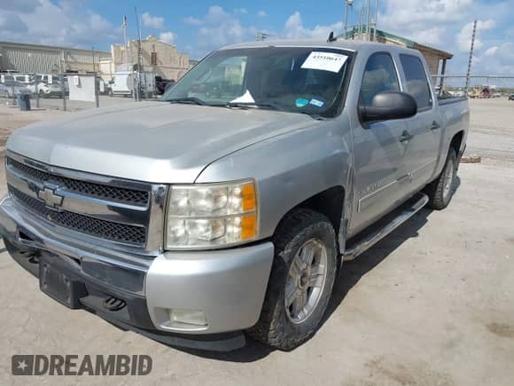 2011 Chevrolet Silverado 1500 LT z VIN 3GCPKSE35BG258438, wystawiony jako IAAI lot #43510647 z przebiegiem 212 290 mil mil oraz . Historia ofert i sprzedaży dostępna na DreamBid. Obrazek 19.